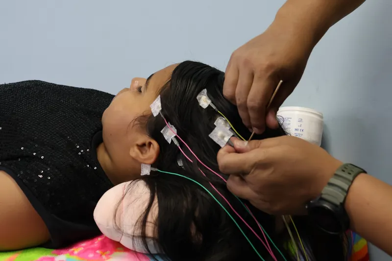 Colocación de electrodos sobre el cuero cabelludo para un estudio neurofisiológico
