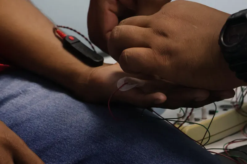Profesional realizando un estudio neurofisiológico en la mano y el antebrazo