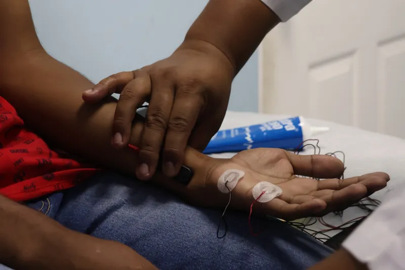 Colocación y revisión de electrodos para un registro neurofisiológico en el brazo