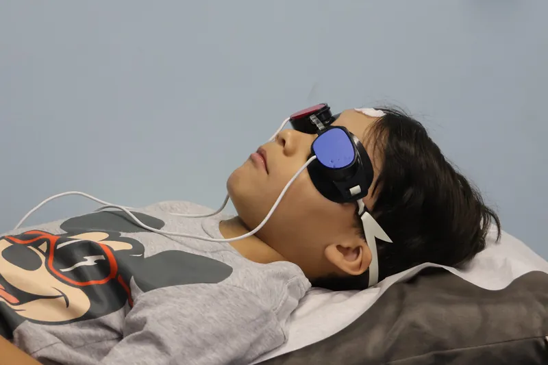Paciente con dispositivos de estimulación visual durante un estudio neurofisiológico
