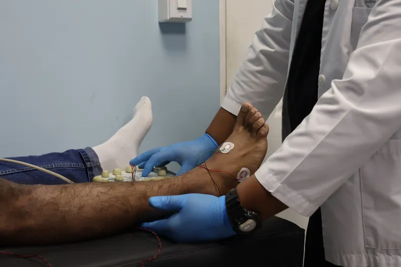 Registro neurofisiológico con electrodos en una extremidad inferior